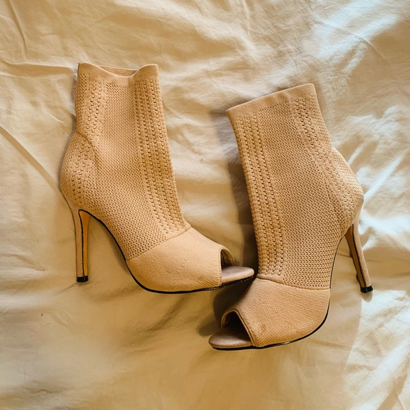 Nicole Miller Tan Knit Heels, sz 8 - Picture 3 of 4
